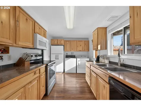 2412 SW Wickiup Avenue Redmond OR 97756
