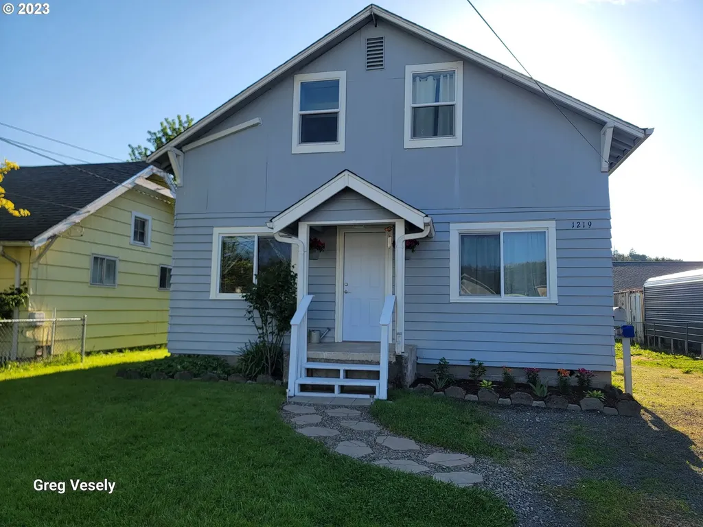 1219 N 3rd Avenue Kelso WA 98626