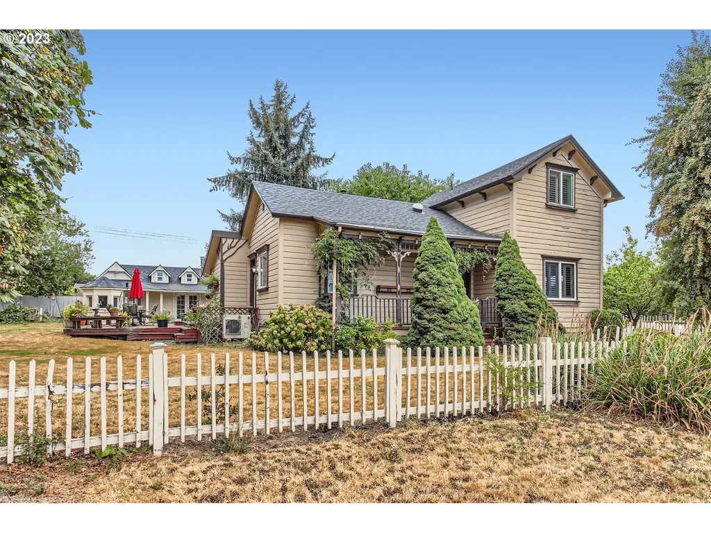 241 E Market Street Carlton OR 97111