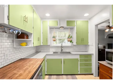 1023 S Water Street Silverton OR 97381