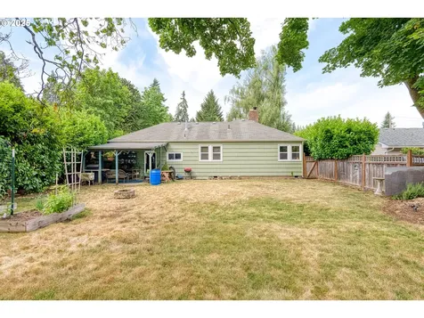 1023 S Water Street Silverton OR 97381