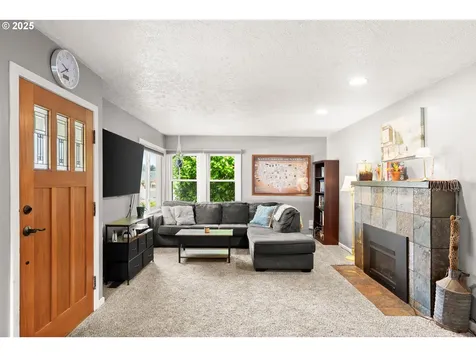 1023 S Water Street Silverton OR 97381