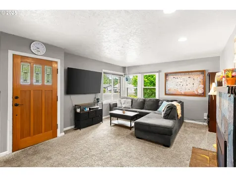 1023 S Water Street Silverton OR 97381