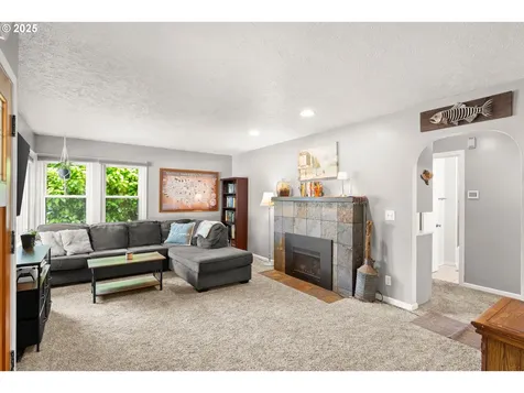 1023 S Water Street Silverton OR 97381