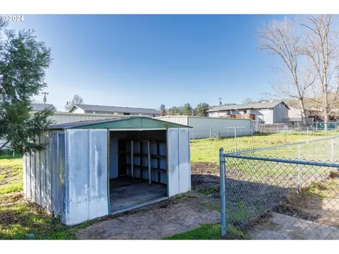 70 Nw Civil Bend Avenue Winston OR 97496