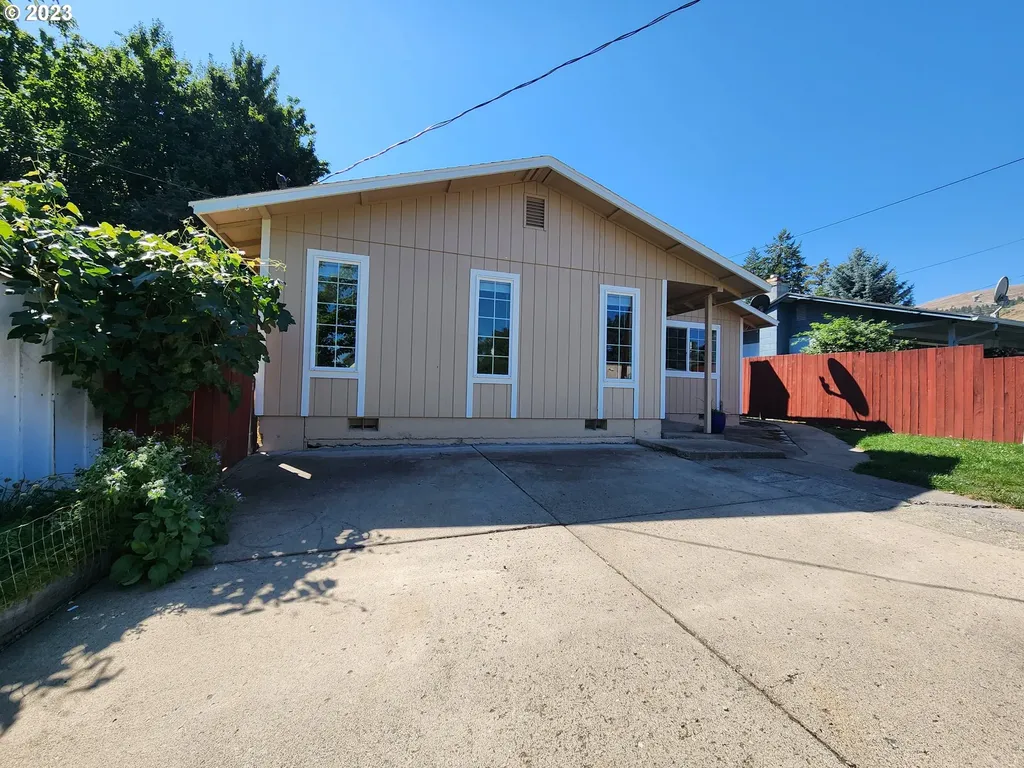 102 3rd Street La Grande OR 97850