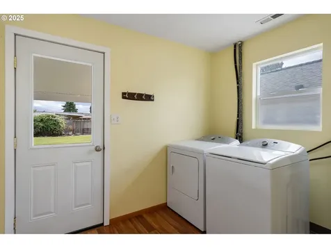 527 Hart Avenue Molalla OR 97038