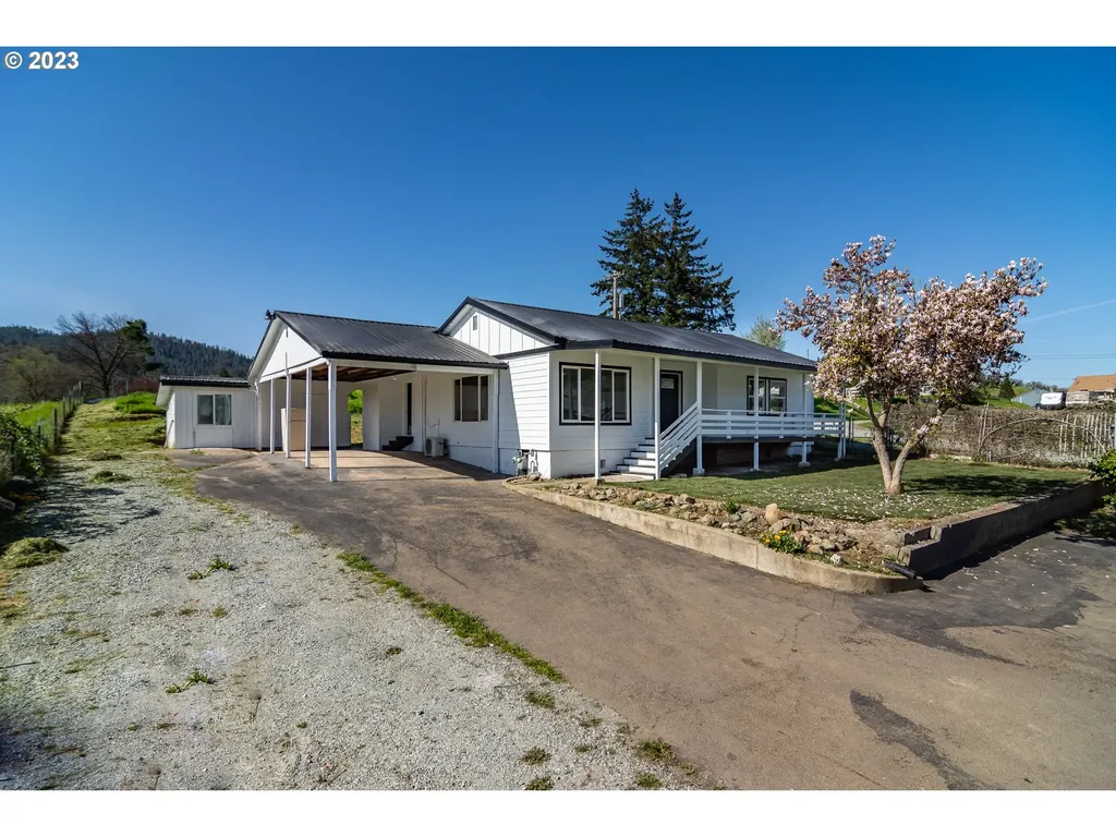 648 E 4th Avenue Riddle OR 97469