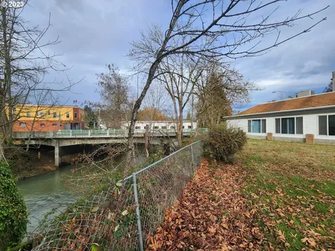 303 E Main Street Cottage Grove OR 97424