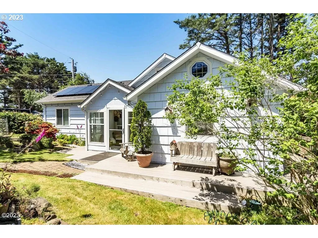 1835 Nw 32nd Street Lincoln City OR 97367