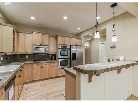 9415 NE River Point Circle Portland OR 97211