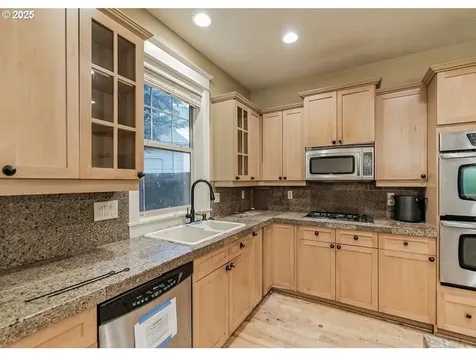 9415 NE River Point Circle Portland OR 97211