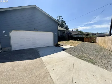 1255 S 13th Street Cottage Grove OR 97424