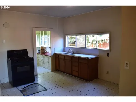 179 SE Houck Avenue Roseburg OR 97470