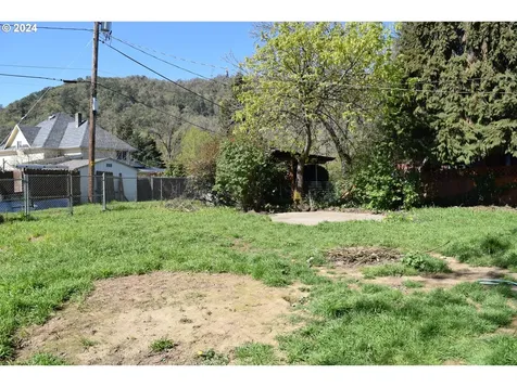 179 SE Houck Avenue Roseburg OR 97470