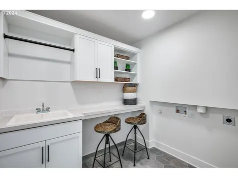 5527 Childs Road Lake Oswego OR 97035