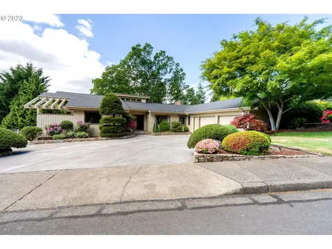 3930 N Shasta Loop Eugene OR 97405