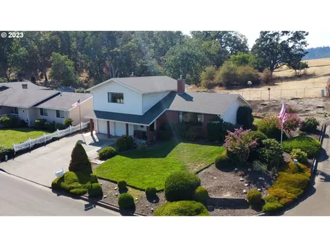 2196 Nw Andrea Street Roseburg OR 97471