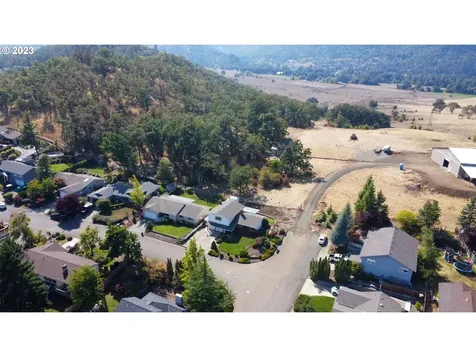 2196 Nw Andrea Street Roseburg OR 97471