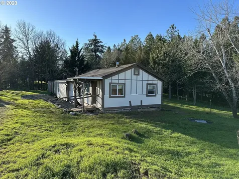 1506 Old Town Loop Road Oakland OR 97462