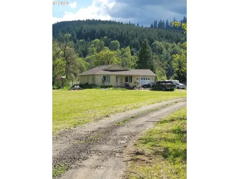 195 Umpqua Valley Lane Drain OR 97435