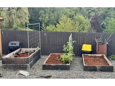 495 S Henry Street Coquille OR 97423