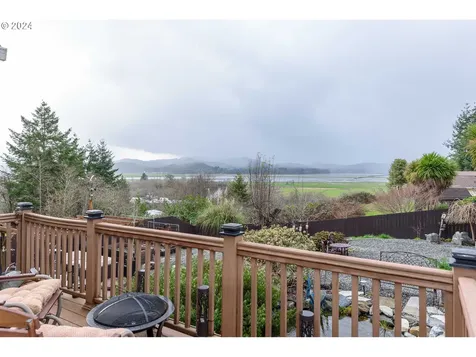 495 S Henry Street Coquille OR 97423