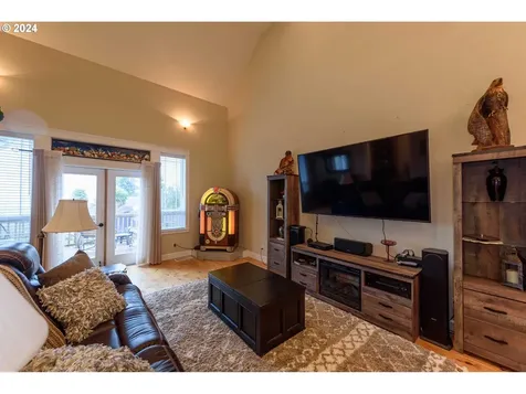 495 S Henry Street Coquille OR 97423