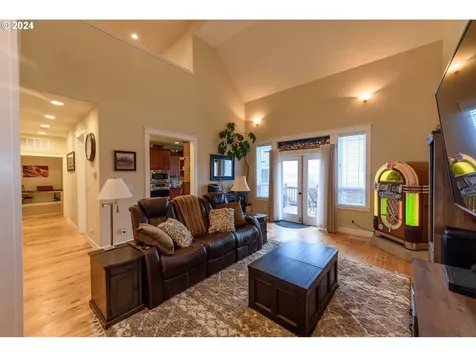 495 S Henry Street Coquille OR 97423