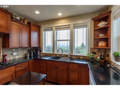 495 S Henry Street Coquille OR 97423