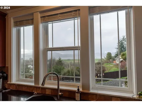 495 S Henry Street Coquille OR 97423