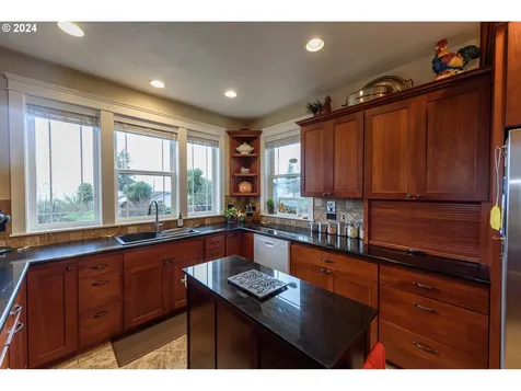 495 S Henry Street Coquille OR 97423