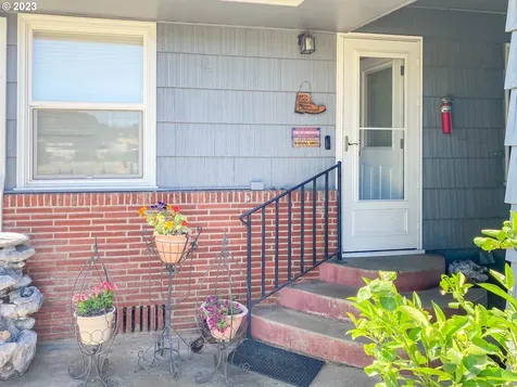 8017 Old Highway 99 North Roseburg OR 97470