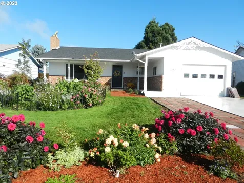 2287 Country Club Terrace Woodburn OR 97071