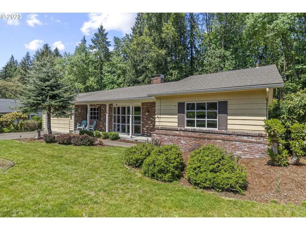 2360 W Hills Drive Longview WA 98632