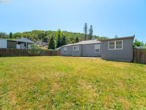 1230 Ne Brooklyn Avenue Roseburg OR 97470