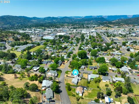 1230 Ne Brooklyn Avenue Roseburg OR 97470
