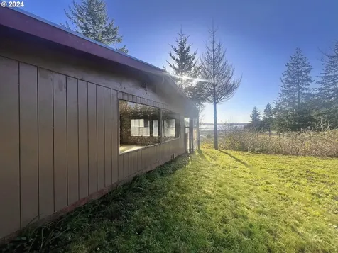94505 Golf Course Lane North Bend OR 97459