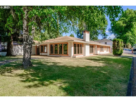 219 W Riverside Drive Roseburg OR 97470