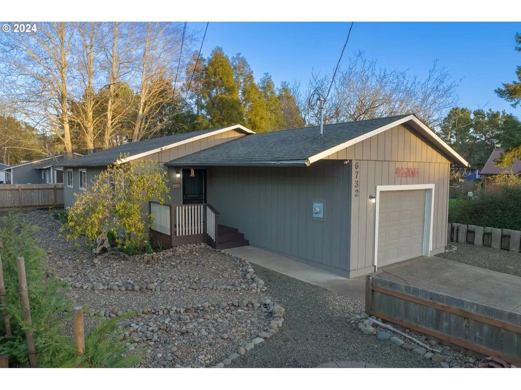 6732 SW Galley Avenue Lincoln City OR 97367