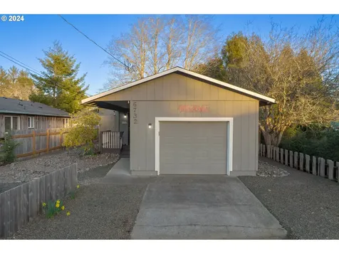 6732 SW Galley Avenue Lincoln City OR 97367