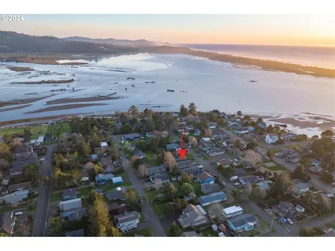 6732 SW Galley Avenue Lincoln City OR 97367