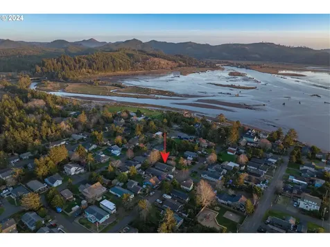 6732 SW Galley Avenue Lincoln City OR 97367
