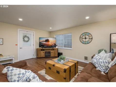 6732 SW Galley Avenue Lincoln City OR 97367