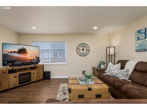 6732 SW Galley Avenue Lincoln City OR 97367