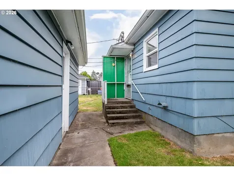 1034 16th Avenue Longview WA 98632