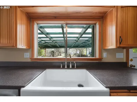 1611 W Main Street Cottage Grove OR 97424