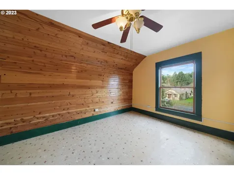 1611 W Main Street Cottage Grove OR 97424