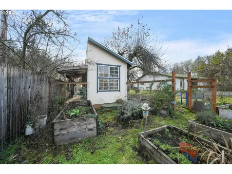 1611 W Main Street Cottage Grove OR 97424