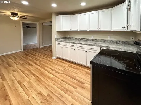 2249 NW Troost Street Roseburg OR 97471